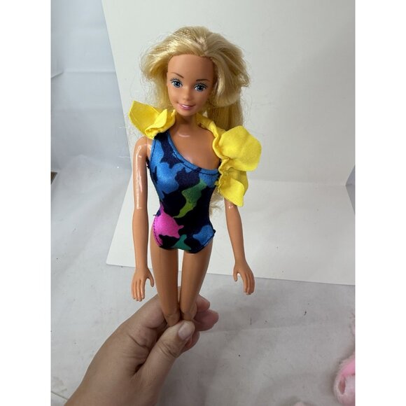 W/ SWIMSUIT & RUFFLE Vintage 1985 Tropical Barbie Doll #1017 1980s Blue Floral - Picture 3 of 9